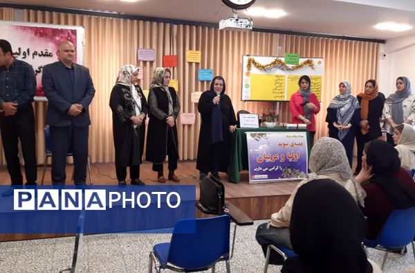 انتخابات انجمن اولیا و مربیان در دبیرستان فرزانگان قائمشهر