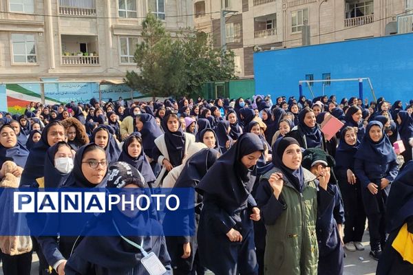 شور وشوق دانش‌آموزان در برنامه صبحگاهی مدرسه مریم بهارستان دو