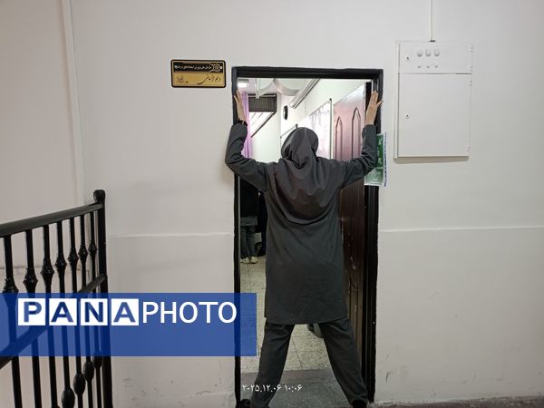 بیست وهفتمین مانور سراسری زلزله وایمنی در دبیرستان فرزانگان ۴ ناحیه یک