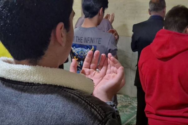 حضور معنوی دانش‌آموزان دبیرستان شهید فلاحتی در مراسم ایام فاطمیه در مسجد جامع مروست