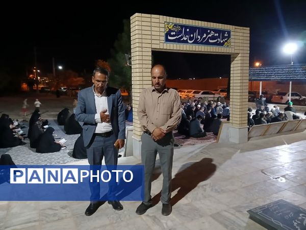 مراسم شبی با شهدا در محل گلزار شهدای روستای بزنجرد شهرستان خلیل‌آباد