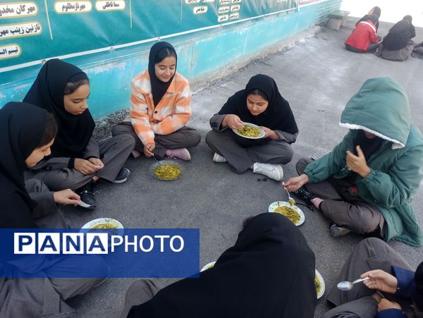 پذیرایی از دانش آموزان دبیرستان نمونه اندیشه با صبحانه گرم 