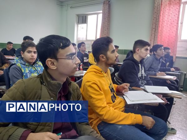 کلاس های تقویتی دبیرستان نمونه آیت الله خامنه‌ای کاشمر