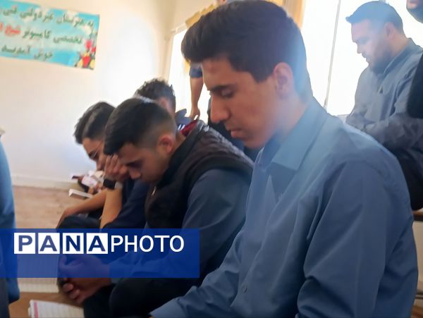 زمزمه‌های عاشورایی دانش‌آموزان در نمازخانه هنرستان شیخ‌الرئیس