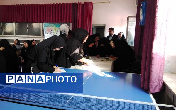 انتخابات انجمن اولیاء و مربیان در دبیرستان نمونه اندیشه شهرستان کاشمر
