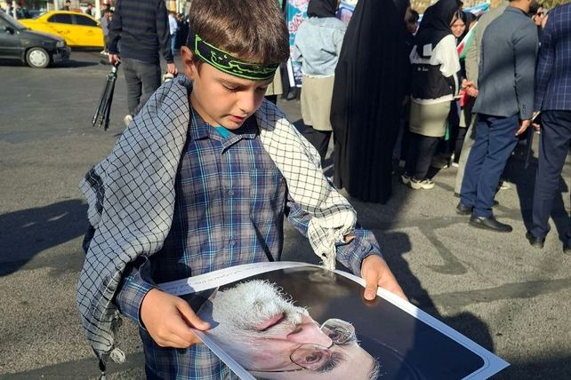 خروش هزاران دانش آموز ورامینی در ۱۳ آبان