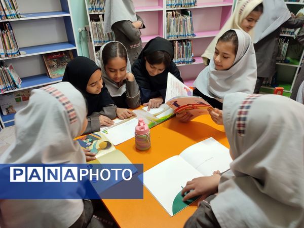 بازدید دانش‌آموزان دبستان شهید نجفی فدافن از کتابخانه فدک