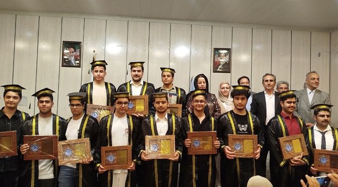 آیین فارغ‌التحصیلی دانش‌آموزان پایه دوازدهم دبیرستان شهید بهشتی رودهن 