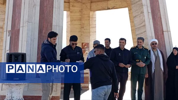 همایش پیاده‌روی خانوادگی گرامیداشت هفته بسیج در شهرستان سلسله 