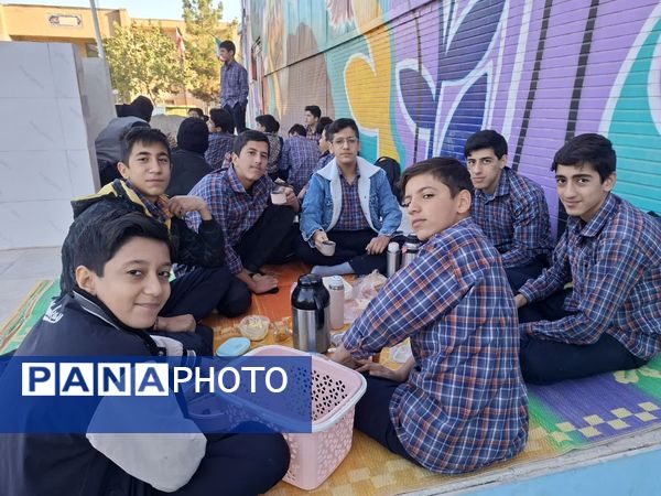 حال و هوای دانش‌آموزان دبیرستان شهید صدر کهک در یک صبح پاییزی