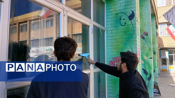 مراحل آماده‌سازی مراسم گرامیداشت شهید رمضانعلی چوبداری در دبیرستان نمونه دولتی معلم ساوجبلاغ 