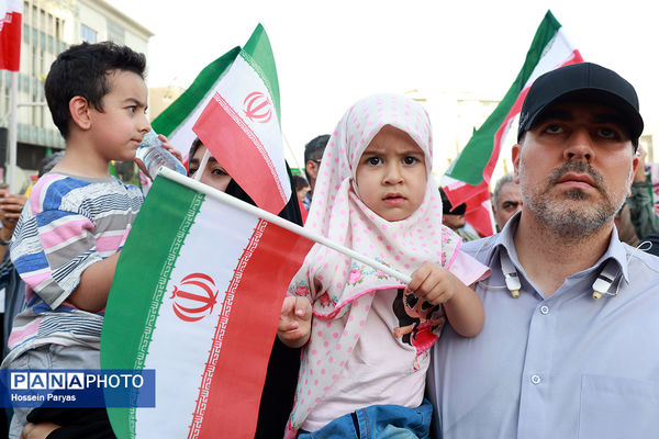 تجمع مردمی بشارت فتح در میدان انقلاب