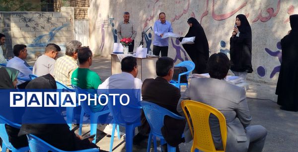 اولین جلسه انجمن اولیا و مربیان در دبیرستان حضرت معصومه (س) شهرستان خلیل‌آباد