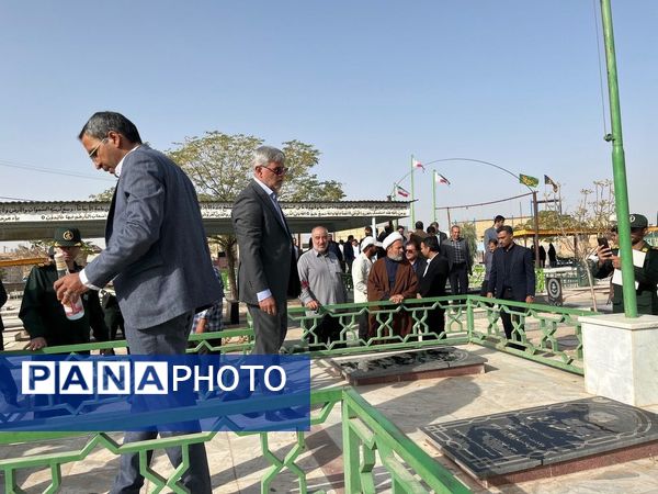  غبار روبی مسئولین از مزار شهدای روستای دهنو خلیل آباد 