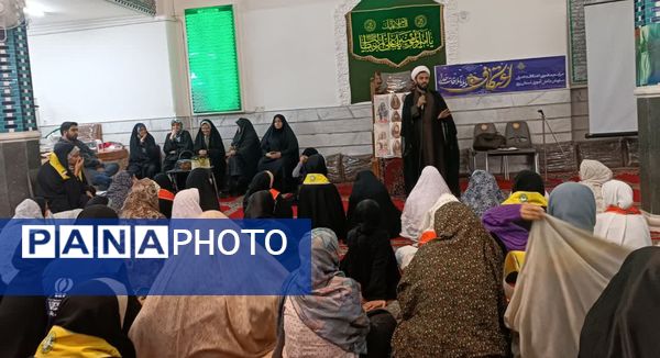 لحظاتی شاد از اعتکاف دانش‌آموزی با حضور نویسندگان و فرهیختگان یزد 