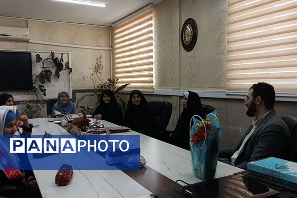 تجلیل دانش آموزان مدرسه هدی۱ از  مدیر ومعاونین آموزش و پرورش شهرستان قدس