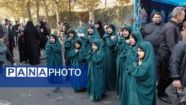 تشییع پیکر شهدای گمنام در دستان مردم کرج