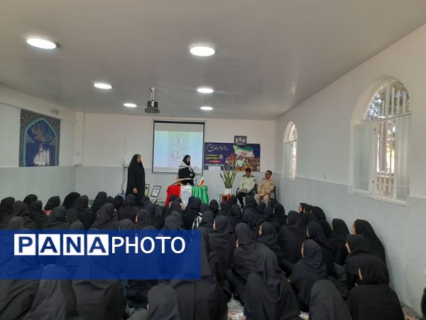 جلسه پیشگیری از آسیب‌های فضای مجازی همزمان با هفته نیروی انتظامی در آموزشگاه تکتم 