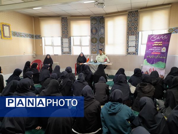 حضور فرماندهی نیروی انتظامی ناحیه ۳ مشهد در مدرسه شاهد ارض اقدس 