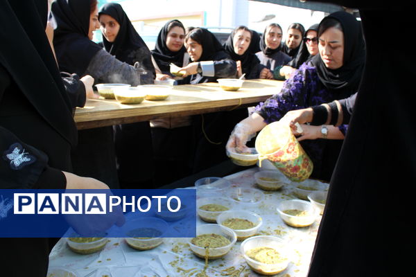 توزیع آش نذری ایام فاطمیه در دبیرستان سردار شهید قاسم سلیمانی