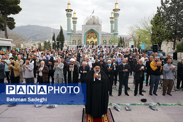 اقامه نماز عید سعید فطر- امامزاده پنج تن(ع) لویزان