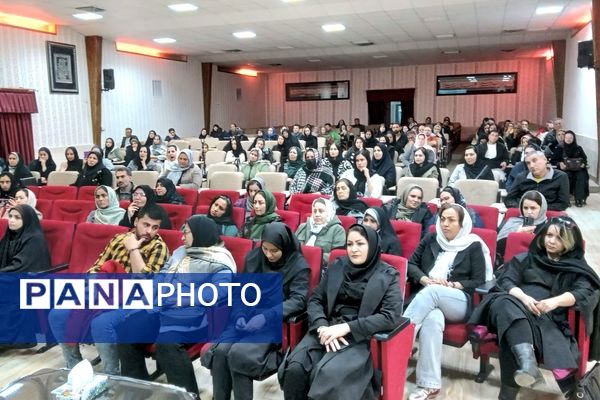 کارگاه آموزشی ویژه والدین با محوریت ارتباط موثر با نوجوانان در نیشابور