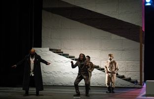 «ذرات آشوب» در جشنواره بین‌المللی تئاتر بغداد روی صحنه رفت