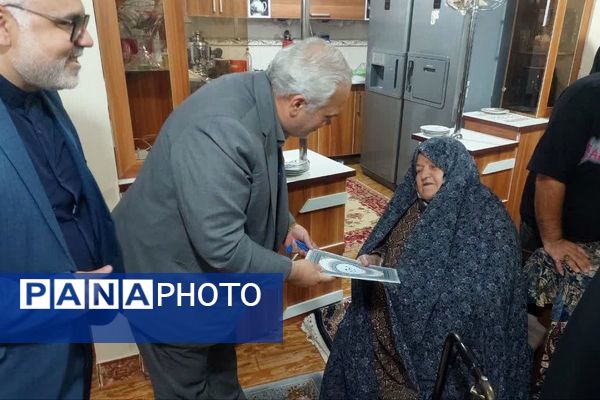 دیدار فرماندار فیروزکوه با خانواده‌های شهدا