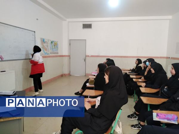 گرامیداشت هفته پدافند غیر عامل در دبیرستان نمونه دولتی برکت خاتم