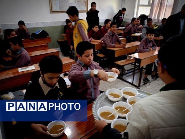 پخش غذای نذری بین دانش آموزان دبیرستان میثاق 