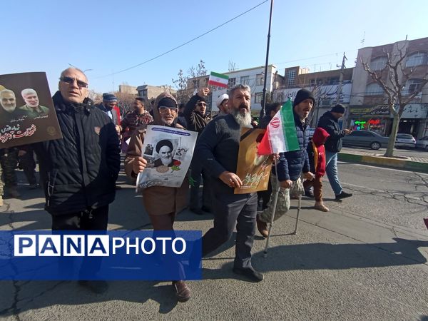 مردم غیور ملارد با حضور پرشور خود در راهپیمایی ۲۲ بهمن، ثابت کردند که همچنان پای انقلاب اسلامی ایستاده‌اند.