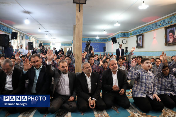 اقامه اذان و نماز با شعار «مِهر با مُهر» با حضور وزیر آموزش و پرورش