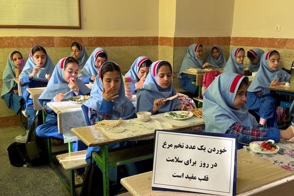 زنگ سلامت در دبستان دخترانه زکیه با طعم تخم‌مرغ به صدا درآمد