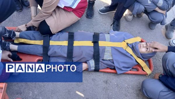 آموزش کمک‌های اولیه مانور زلزله به دانش‌آموزان دبیرستان شهید دهقان