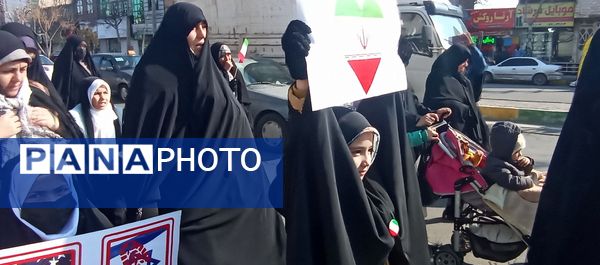 مردم غیور ملارد با حضور پرشور خود در راهپیمایی ۲۲ بهمن، ثابت کردند که همچنان پای انقلاب اسلامی ایستاده‌اند.