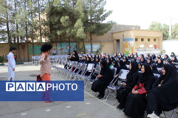 آغاز هفته دفاع مقدس و جشن ورود دانش‌آموزان پایه هفتم در دبیرستان عدالت جوادآباد