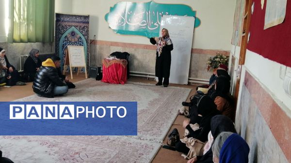 اولین جلسه آموزش خانواده در دبستان نیایش با حضور خانم موسوی