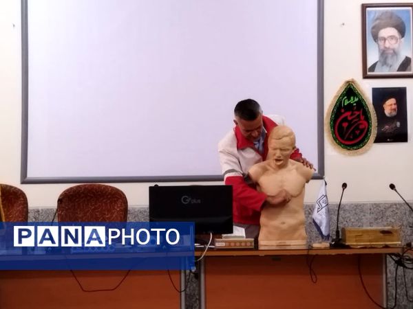 جلسه آموزشی ویژه مراقبان سلامت مدارس کاشان