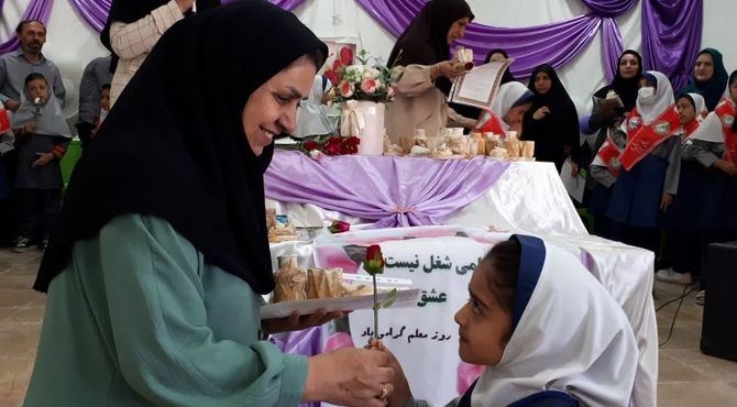 عشق که باشد هرروز روز معلم است