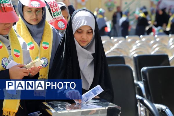 جشن عاطفه‌ها در دبیرستان ۱۳ آبان تبریز