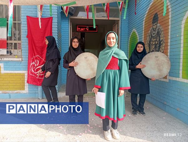 جشن تقدیر پیشتازان برگزیده پویش بوسه بر دستان مادر در دبیرستان دخترانه انقلاب اسلامی 