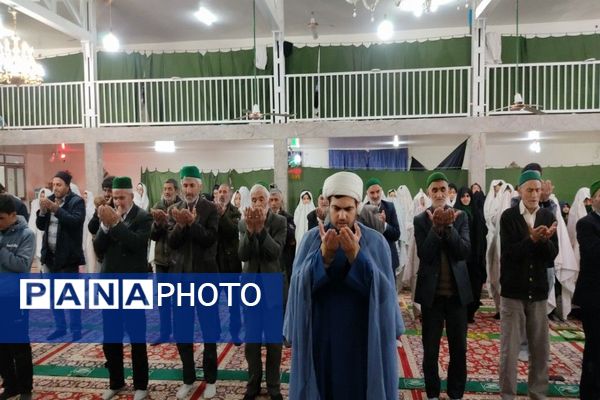 اقامه نماز جماعت باحضور معتکفین در مسجد جامع شهر بار نیشابور 