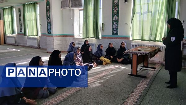 آموزش کمک‌های اولیه مانور زلزله به دانش‌آموزان دبیرستان شهید دهقان