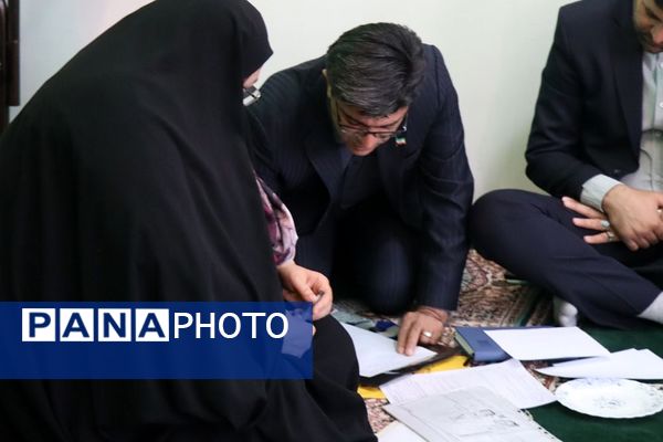 میز خدمت ویژه فرهنگیان در شهرستان پاکدشت به‌مناسبت گرامیداشت هفته معلم 