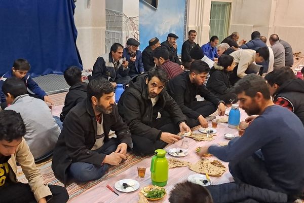 ضیافت افطاری و قرائت جزء هفتم قرآن کریم در مسجدالرضای نیشابور 