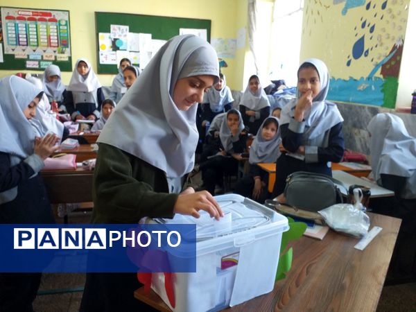 شور و شوق انتخابات شورای دانش آموزی در دبستان دخترانه میمنت زین اقلی