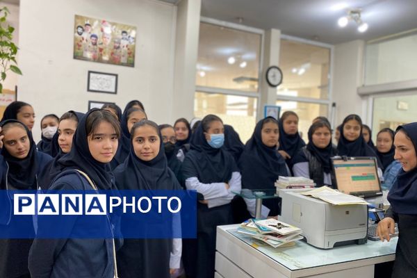 دانش‌آموزان دبیرستان نگین‌دانش ورامین میهمان کتابخانه رازی شدند