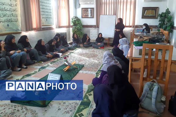 جلسه انس با قرآن و گفتمان دینی در دبیرستان فرزانگان قائمشهر