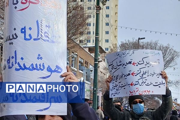 حضور پرشور مردم مشهدی در راهپیمایی ۲۲ بهمن 