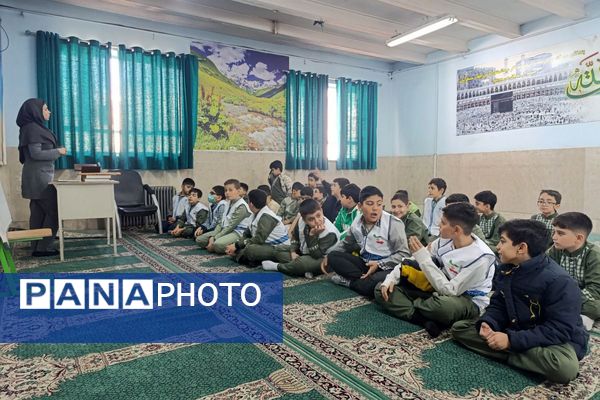 ترویج تغذیه سالم با همکاری سفیران سلامت در مدرسه پسرانه شهید رجایی